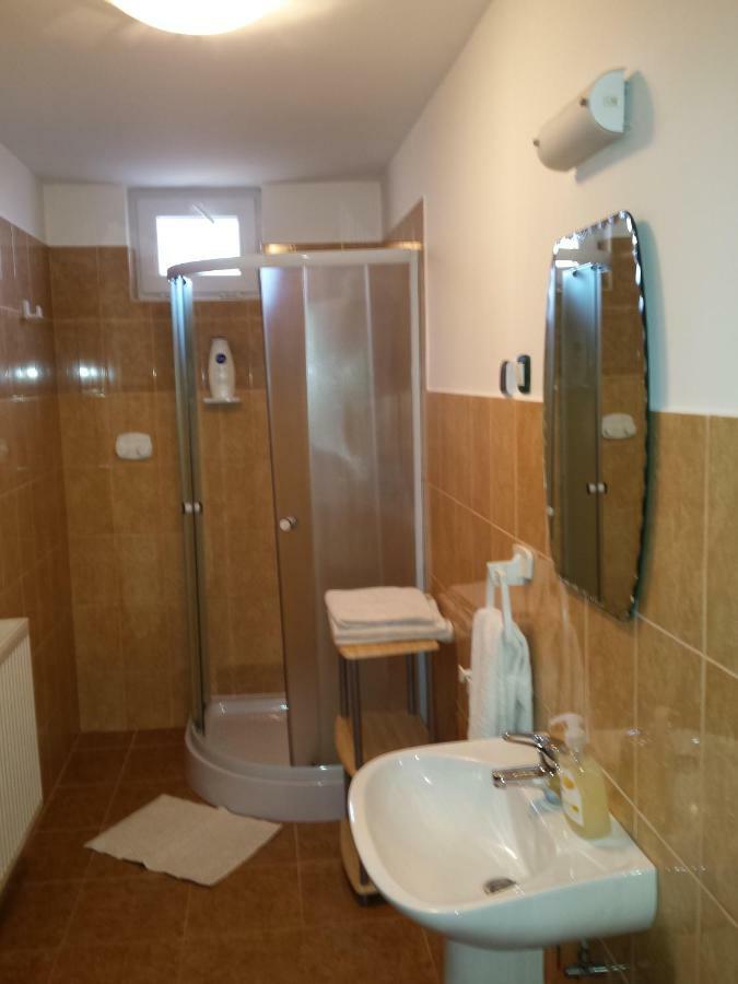 Eszter Vendeghaz Izvoru Crisului Exterior photo