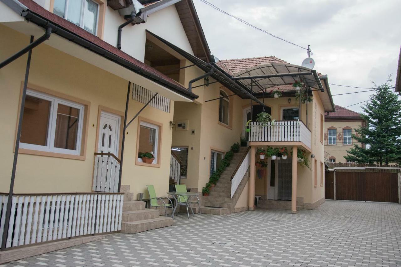 Eszter Vendeghaz Izvoru Crisului Exterior photo